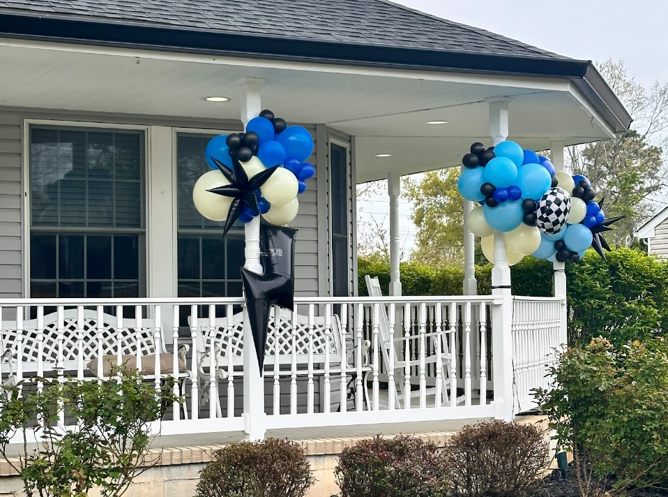 summer balloon decorations outside